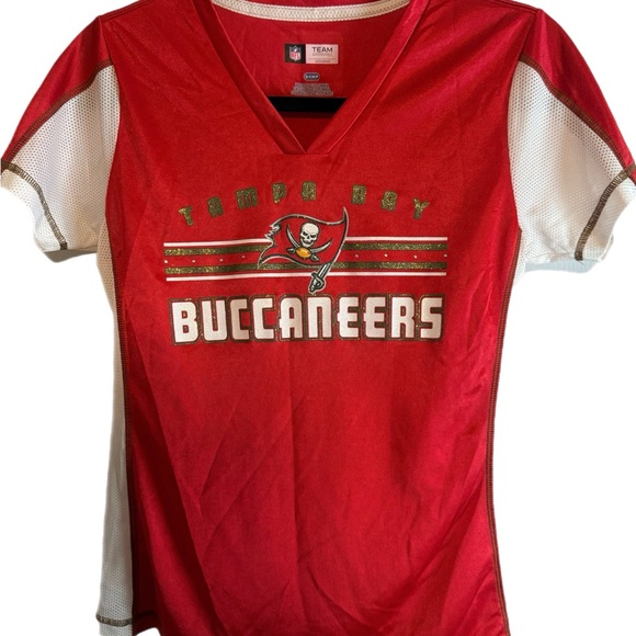 Team Apparel Tops - Bucs V-Neck Size S Excellent condition, Ships next‎ day .